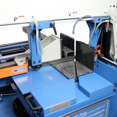 Image showing the cutting table of the horizontal band saw