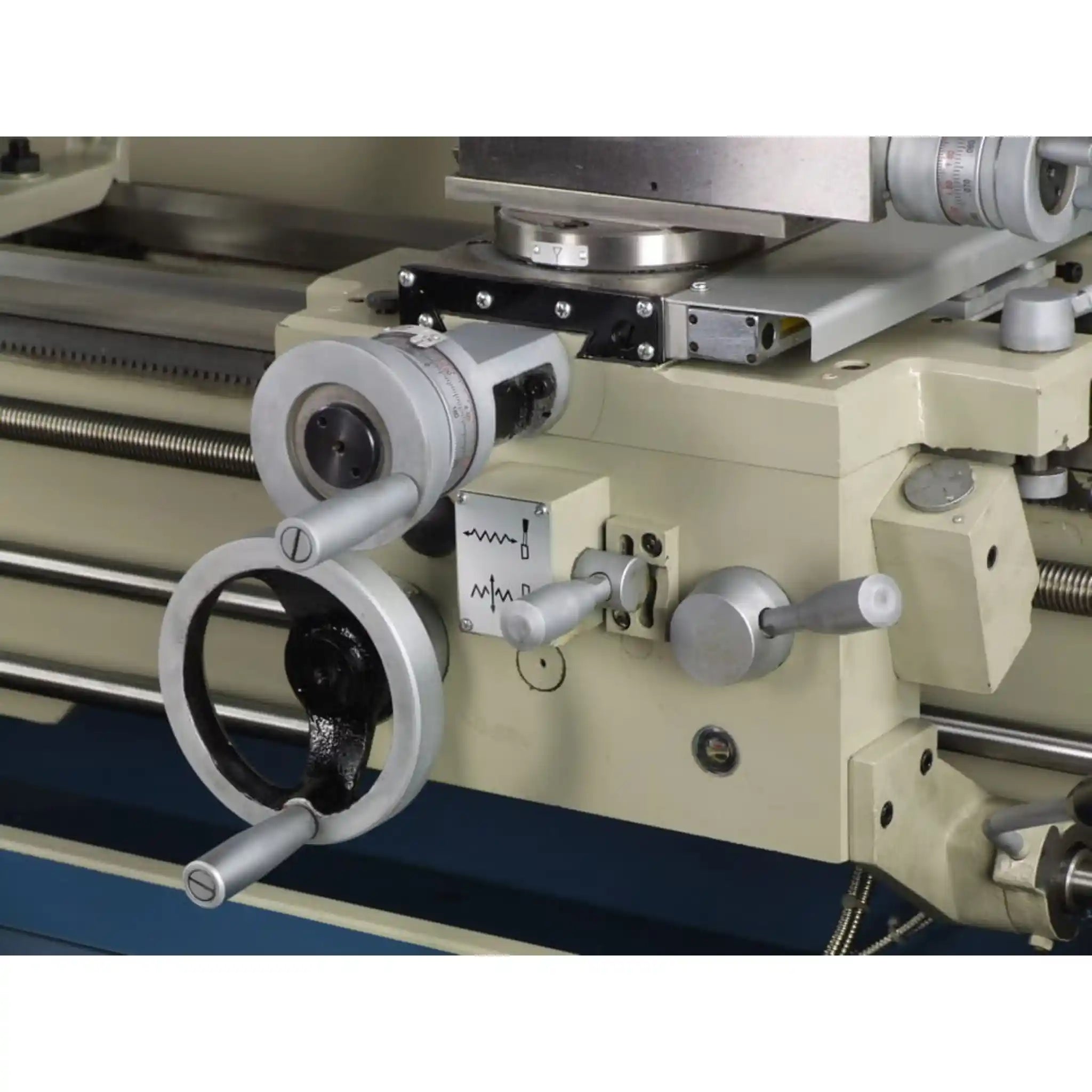 A image taken up close of the carriage control used to operate the carriage onboard the Baileigh PL-1440E lathe