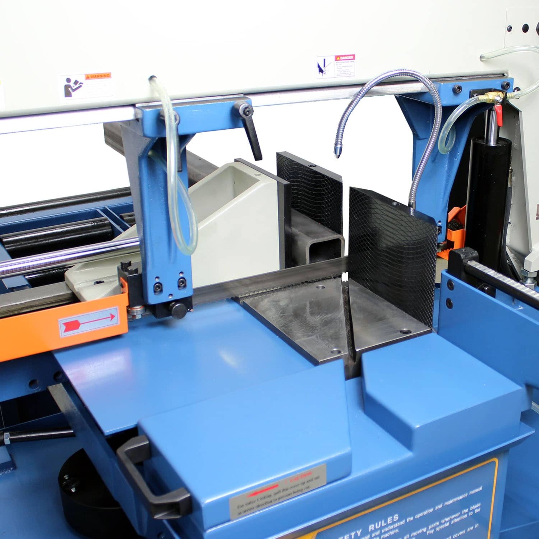 Image showing the cutting table of the horizontal band saw