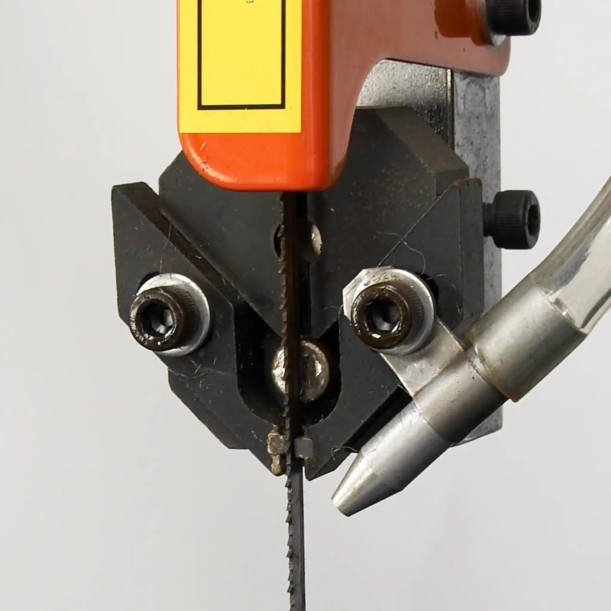 A image showing the blade guide on the BSV-16 bandsaw