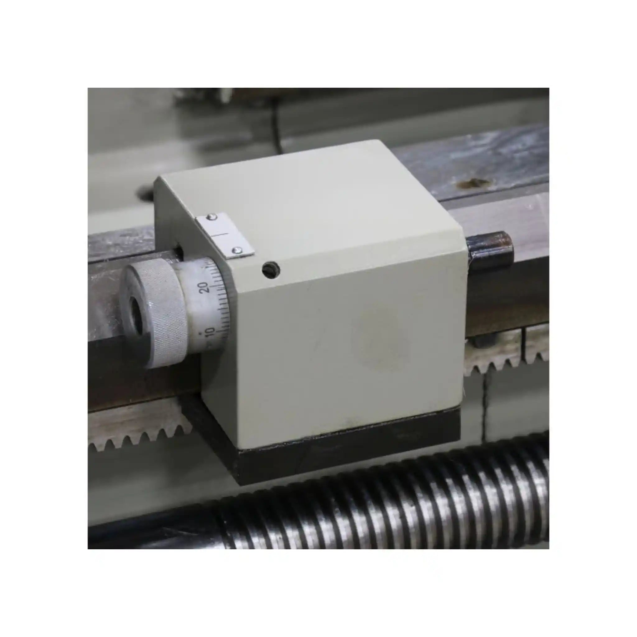 A image of the compound rest slide onboard the Baileigh PL-1860E lathe, the image is taken up close in great detail