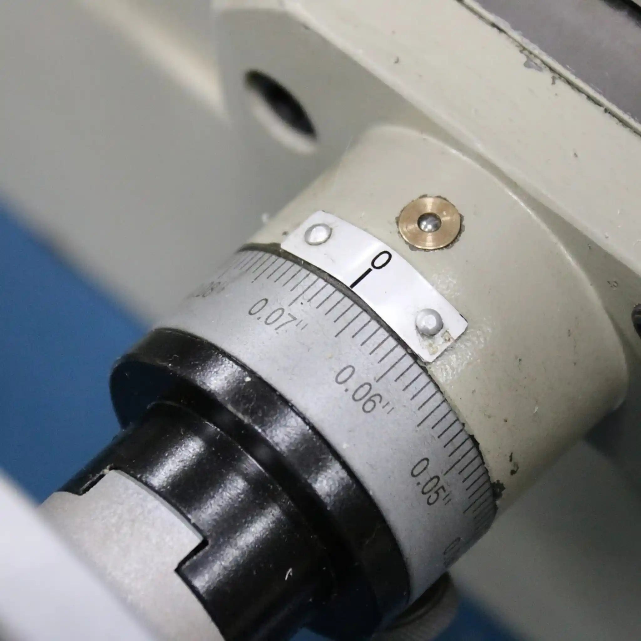 A image showing the micrometer dial function on the Baileigh VMD-828G mill