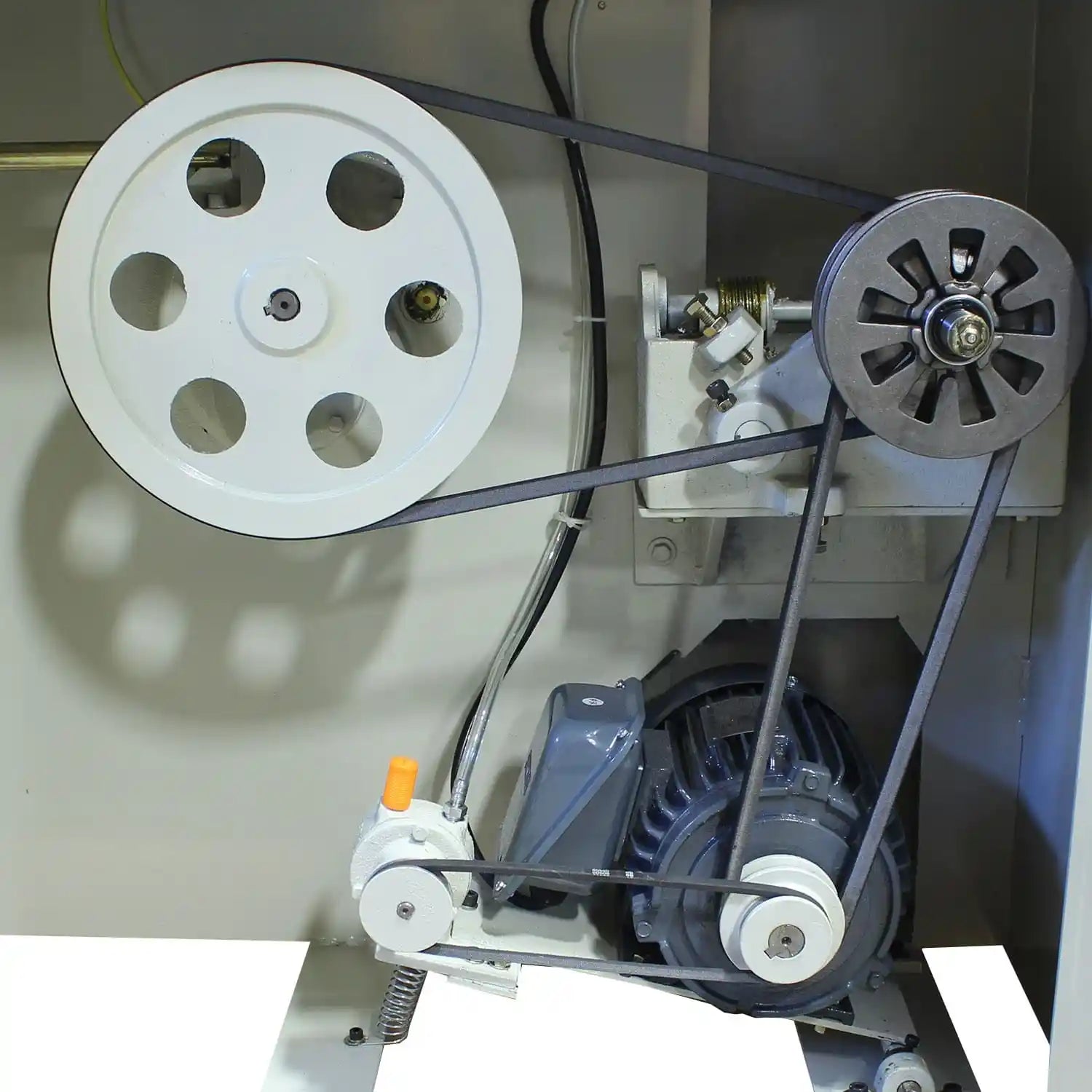 The Baileigh BSV-20VS Bandsaw gear and pulley system