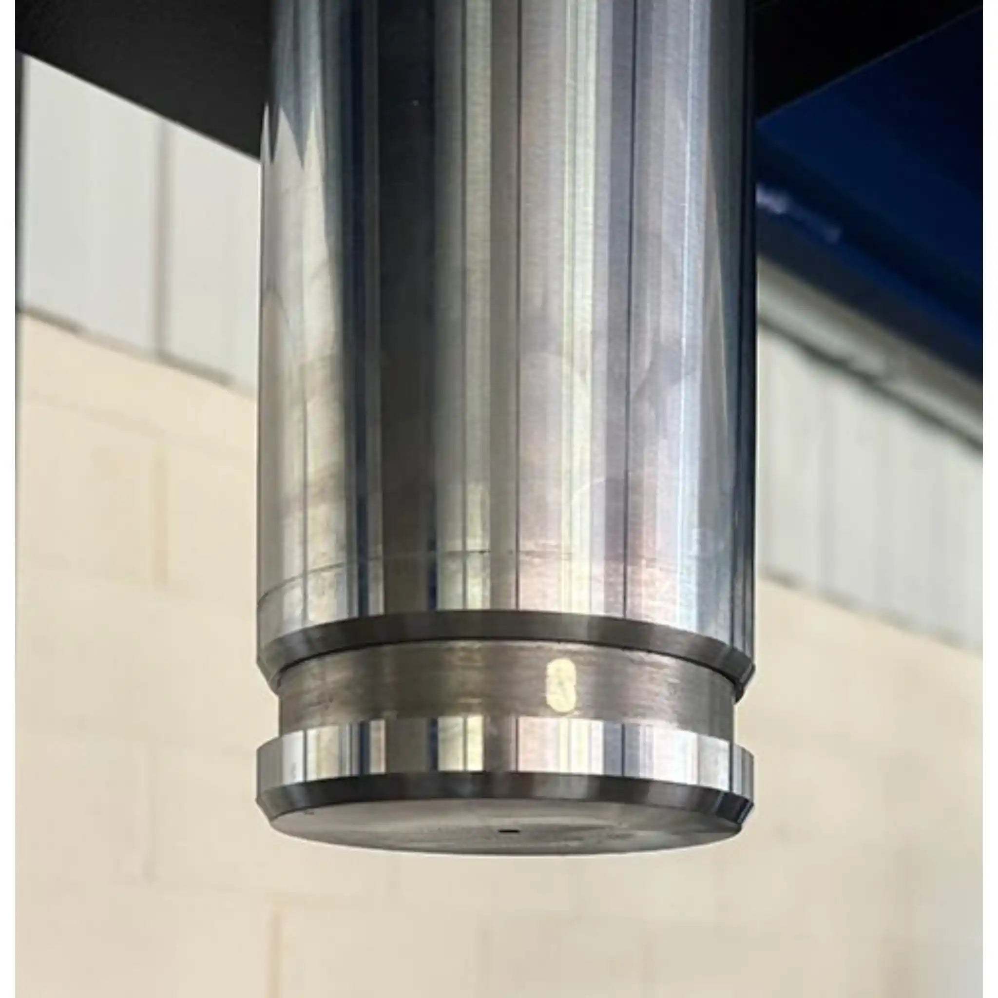 A image of the hydraulic piston with no end cap installed on the Profi Press 300 Ton M/H-M/C-2